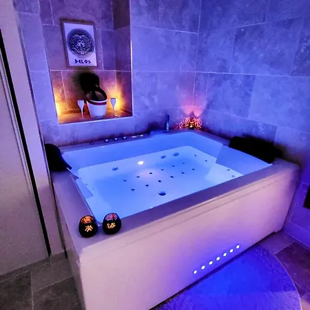 Apartment - La Delos - Jacuzzi 2 Places - Centre A Pied - Lit Queen Size - Parking Privee - Wifi - Center Within Walking Distance - *