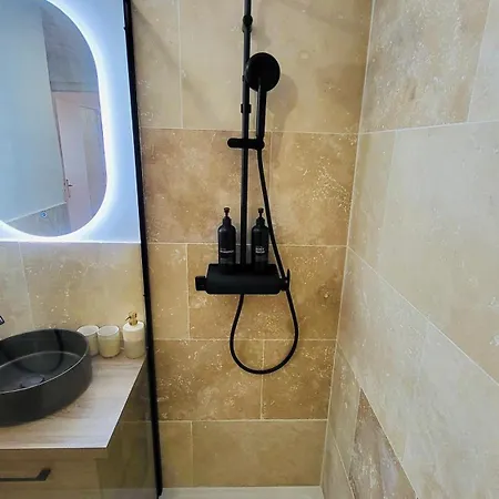 Apartment - La Delos - Jacuzzi 2 Places - Centre A Pied - Lit Queen Size - Parking Privee - Wifi - Center Within Walking Distance - Quimper