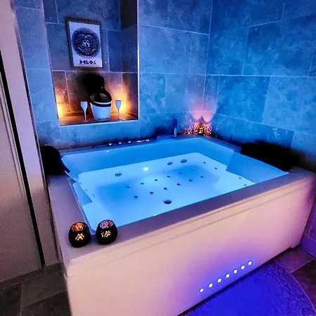 Apartment - La Delos - Jacuzzi 2 Places - Centre A Pied - Lit Queen Size - Parking Privee - Wifi - Center Within Walking Distance - *